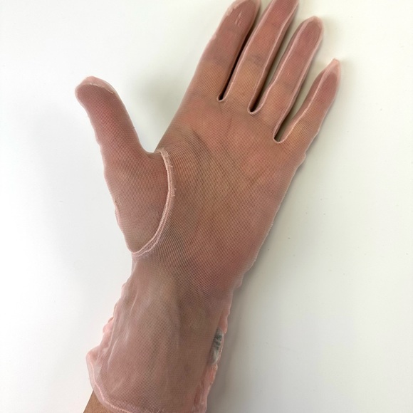 Vintage pink lace gloves Womens sheer ruched wrist length gloves Medium 60s 50s - Picture 5 of 9